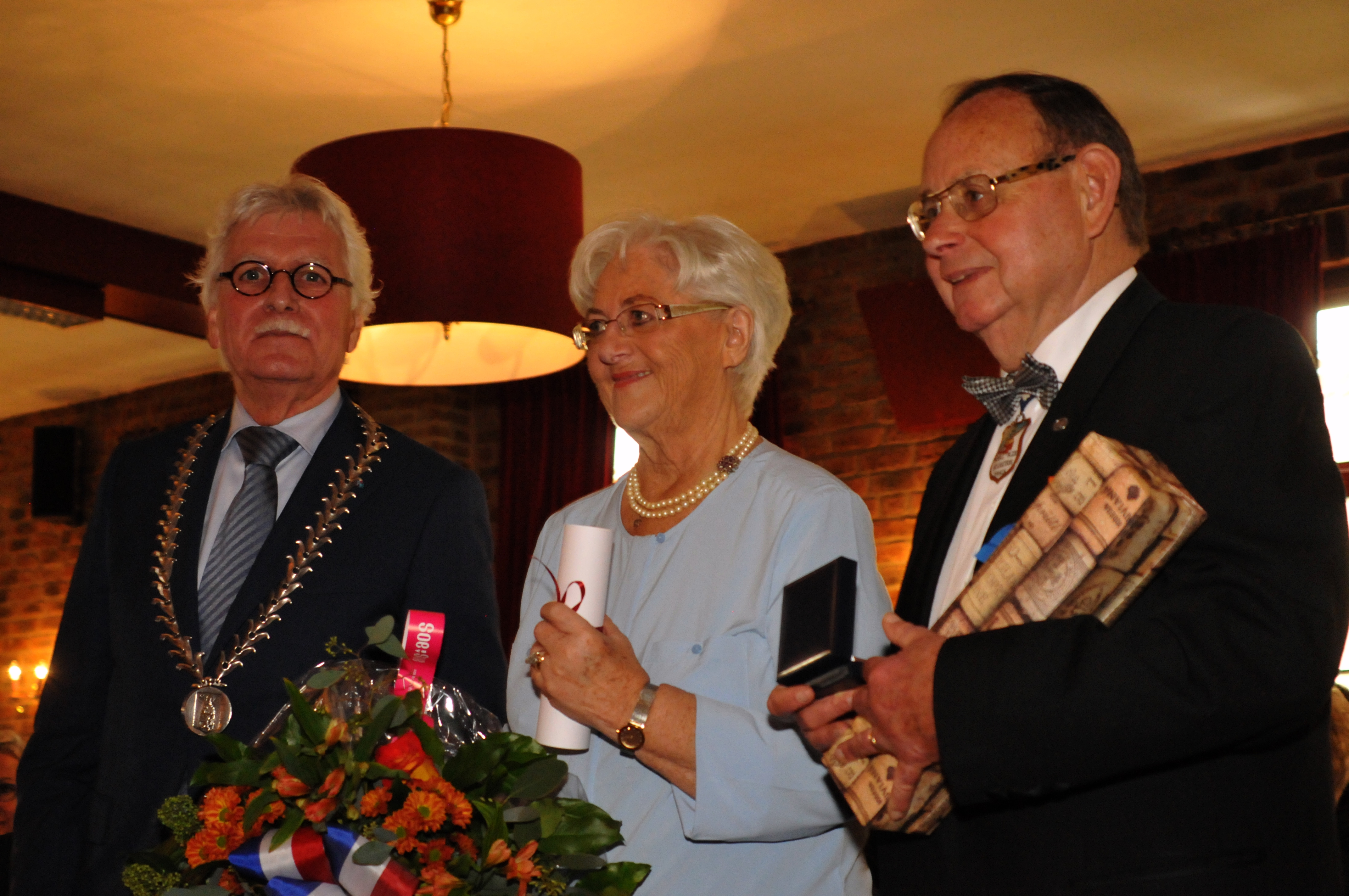 Walter Schlenter met erepenning